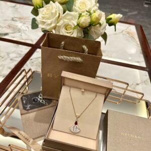 High-end, fashionable and beautiful women's rose gold fan-shaped necklace