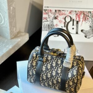 Fashionable and popular women's shoulder bags